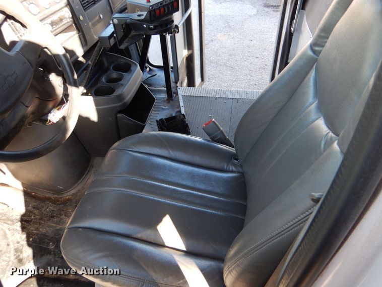 image for item MT9943 2004 Chevrolet Express G3500  school bus