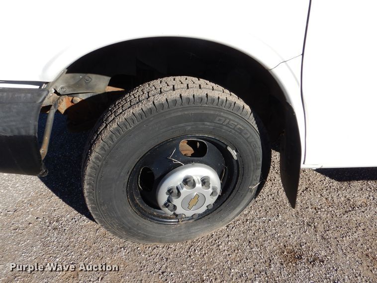 image for item MT9943 2004 Chevrolet Express G3500  school bus