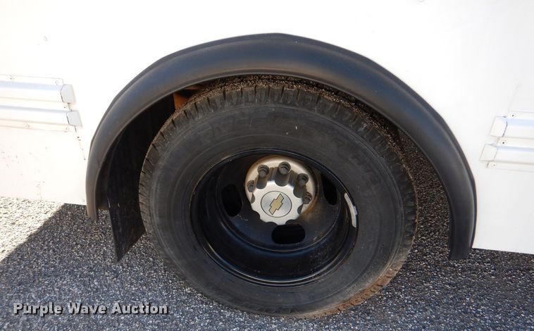 image for item MT9943 2004 Chevrolet Express G3500  school bus