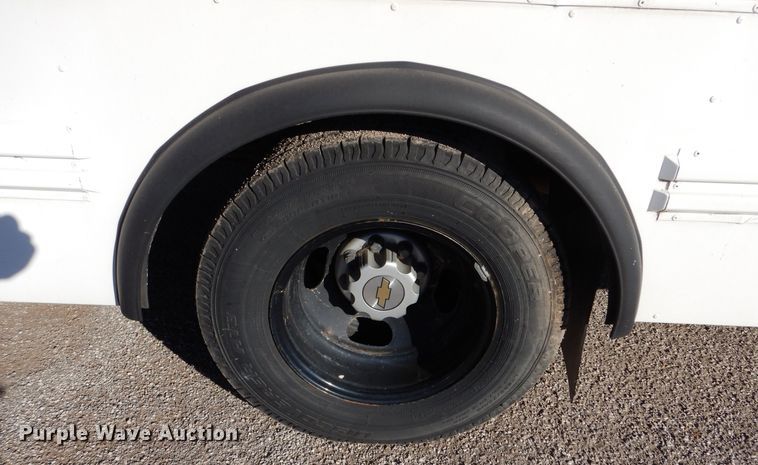 image for item MT9943 2004 Chevrolet Express G3500  school bus
