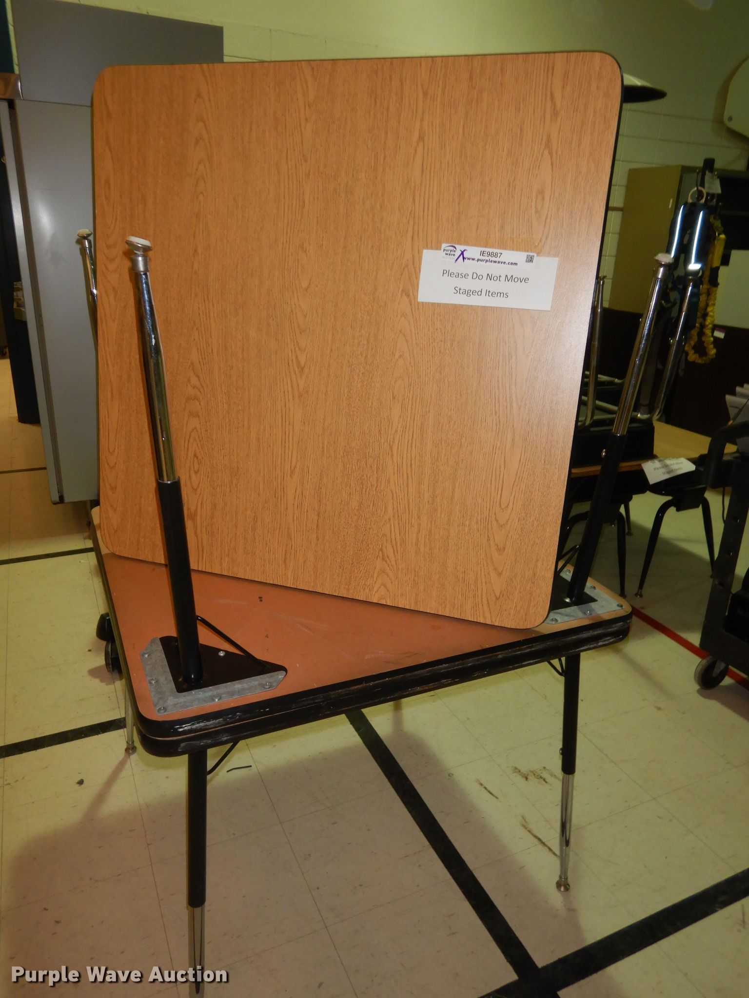 (3) tables in Overland Park, KS Item IE9887 sold Purple Wave