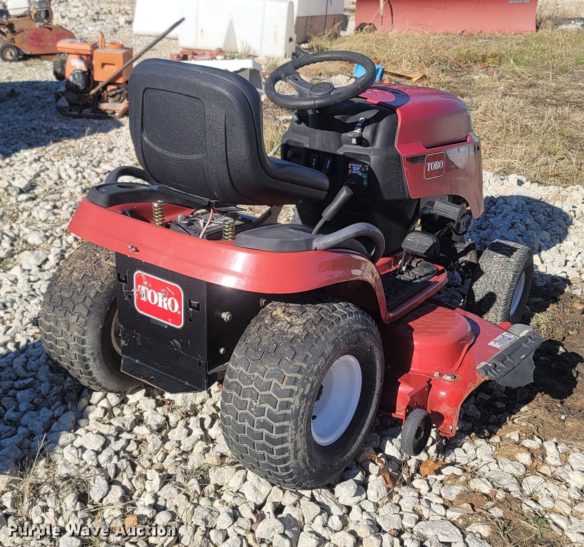 Toro LX500 lawn mower in Osage Beach, MO Item MH9557 sold Purple Wave