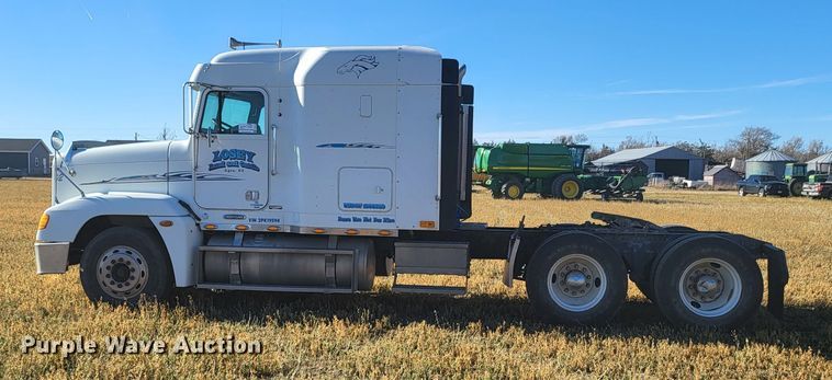 image for item DH1749 2002 Freightliner FLD  semi truck