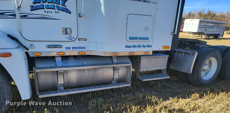 image for item DH1749 2002 Freightliner FLD  semi truck