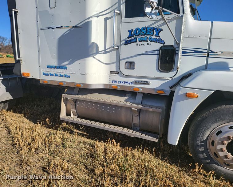 image for item DH1749 2002 Freightliner FLD  semi truck