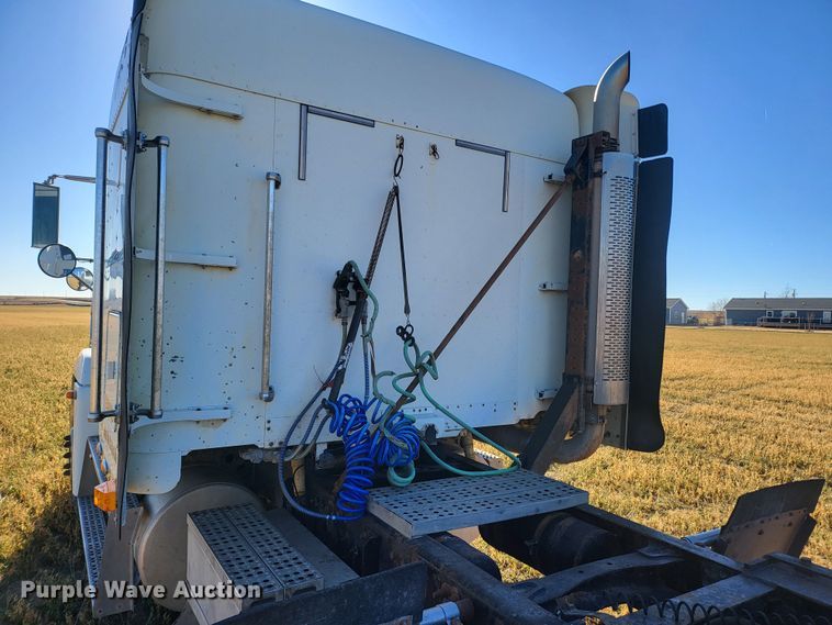 image for item DH1749 2002 Freightliner FLD  semi truck