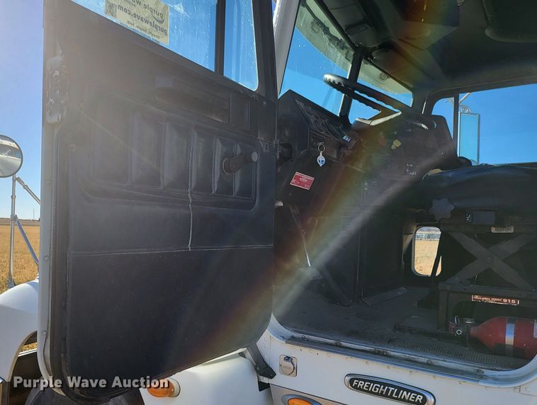 image for item DH1749 2002 Freightliner FLD  semi truck