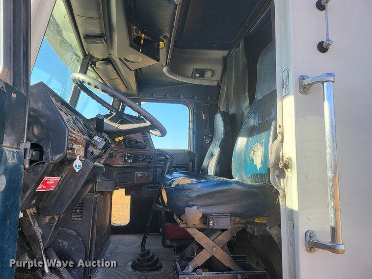 image for item DH1749 2002 Freightliner FLD  semi truck