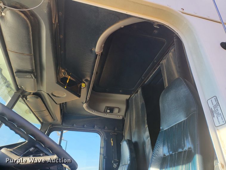 image for item DH1749 2002 Freightliner FLD  semi truck