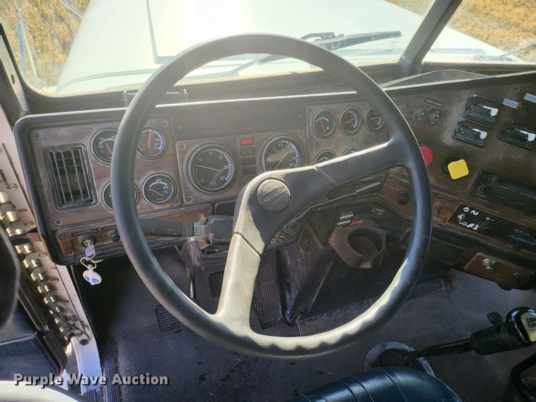 image for item DH1749 2002 Freightliner FLD  semi truck