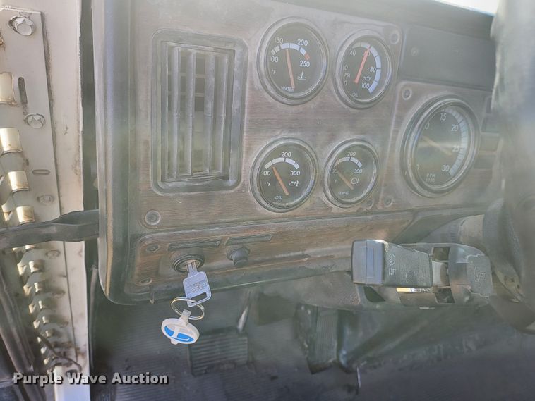 image for item DH1749 2002 Freightliner FLD  semi truck