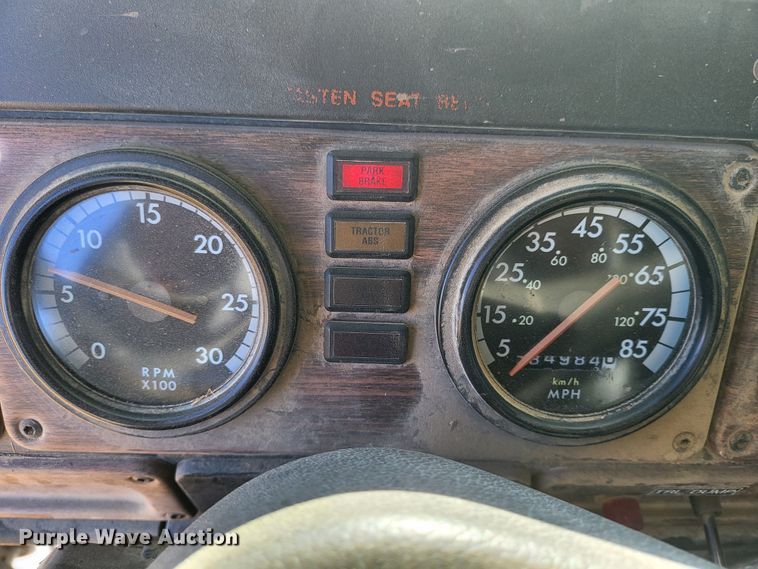 image for item DH1749 2002 Freightliner FLD  semi truck