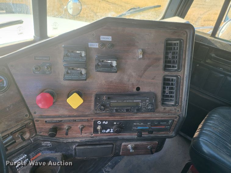 image for item DH1749 2002 Freightliner FLD  semi truck