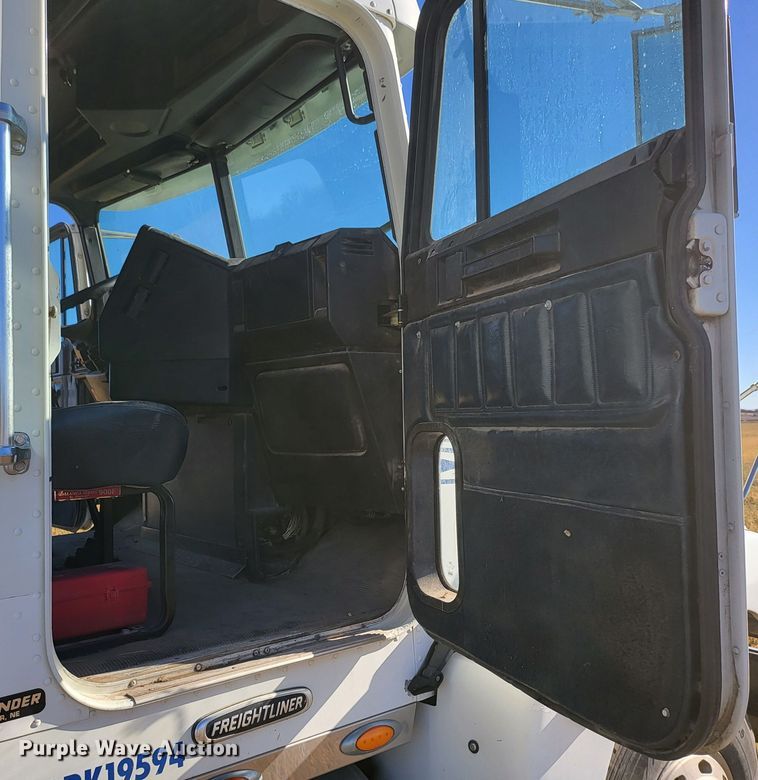 image for item DH1749 2002 Freightliner FLD  semi truck