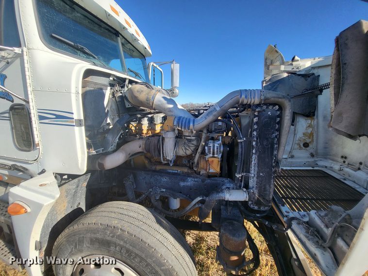 image for item DH1749 2002 Freightliner FLD  semi truck