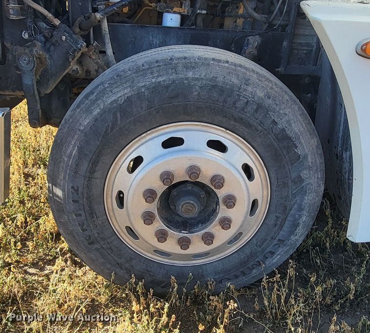 image for item DH1749 2002 Freightliner FLD  semi truck