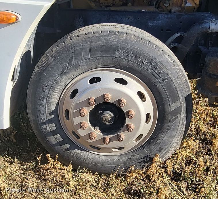 image for item DH1749 2002 Freightliner FLD  semi truck