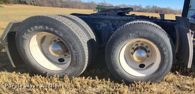 image for item DH1749 2002 Freightliner FLD  semi truck