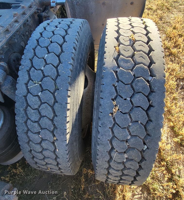 image for item DH1749 2002 Freightliner FLD  semi truck