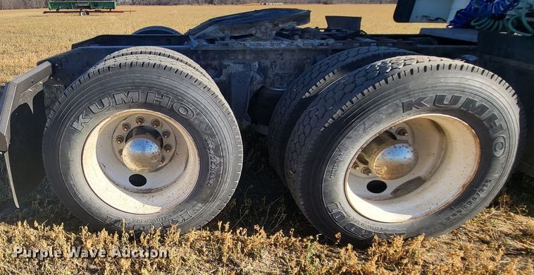 image for item DH1749 2002 Freightliner FLD  semi truck