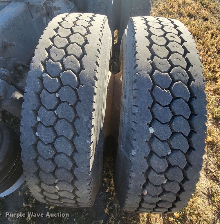 image for item DH1749 2002 Freightliner FLD  semi truck