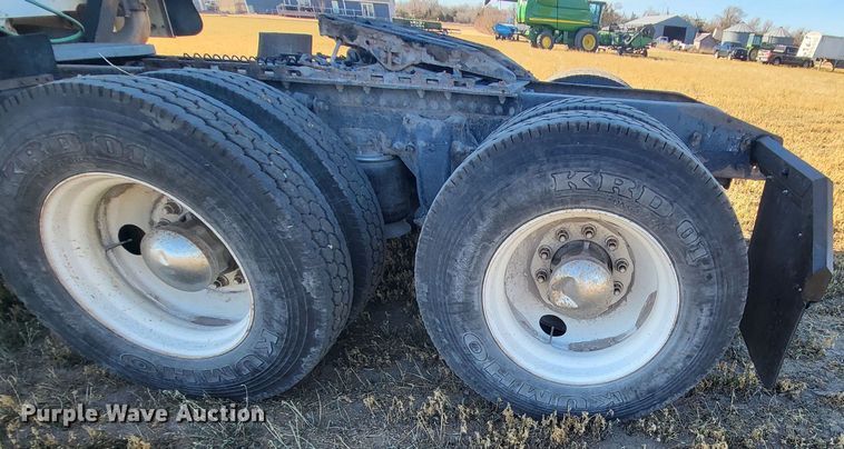 image for item DH1749 2002 Freightliner FLD  semi truck