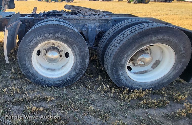 image for item DH1749 2002 Freightliner FLD  semi truck