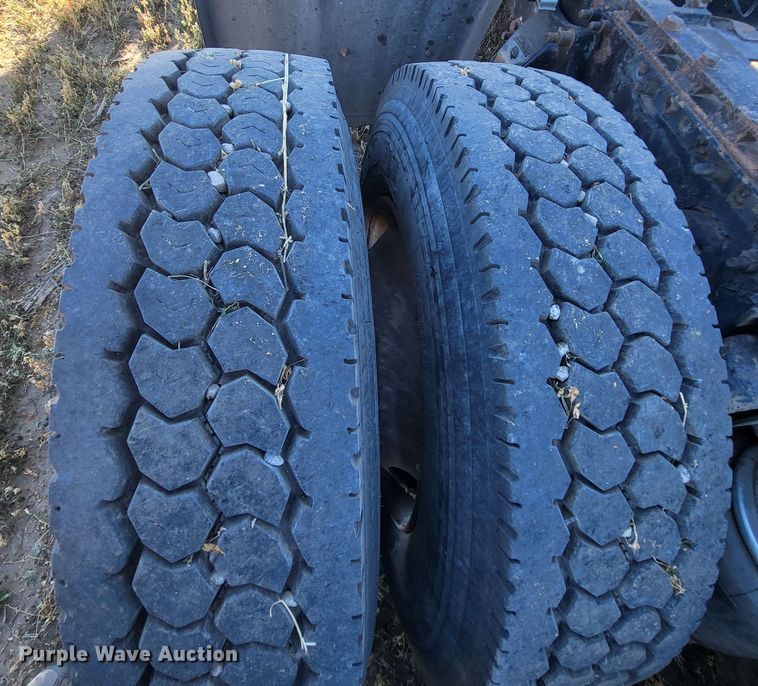 image for item DH1749 2002 Freightliner FLD  semi truck