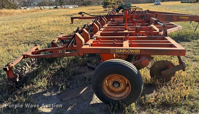 image for item DH1759 Sunflower 3670-35  sweep plow
