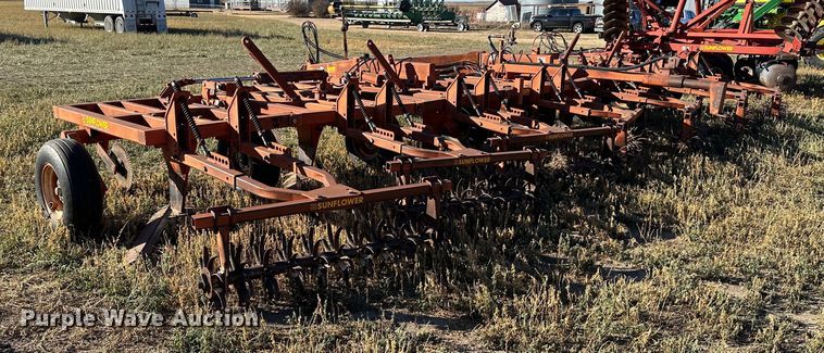 image for item DH1759 Sunflower 3670-35  sweep plow