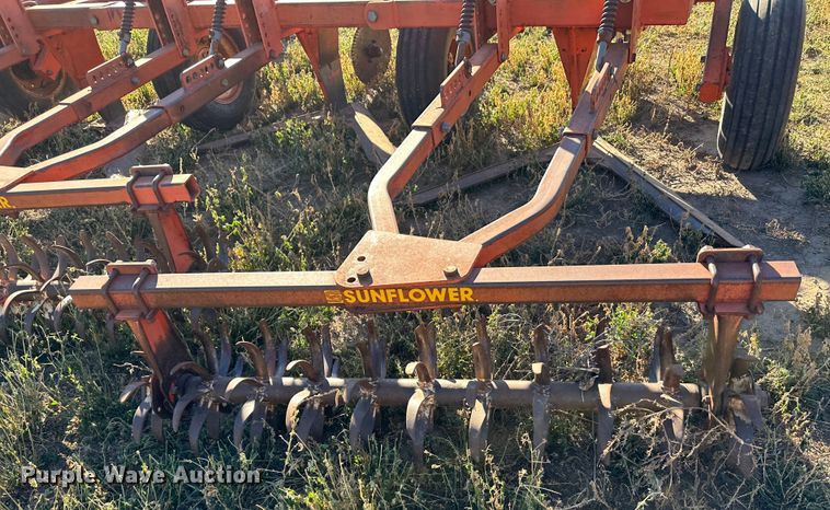 image for item DH1759 Sunflower 3670-35  sweep plow