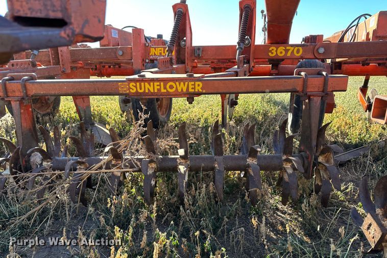 image for item DH1759 Sunflower 3670-35  sweep plow