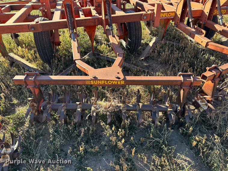 image for item DH1759 Sunflower 3670-35  sweep plow