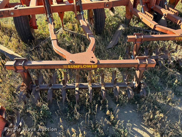 image for item DH1759 Sunflower 3670-35  sweep plow