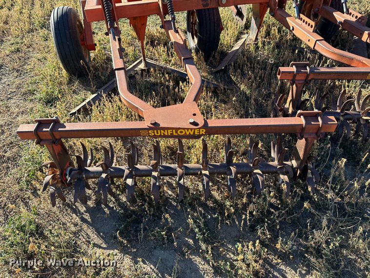 image for item DH1759 Sunflower 3670-35  sweep plow