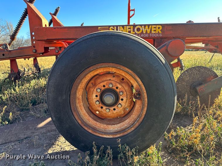 image for item DH1759 Sunflower 3670-35  sweep plow