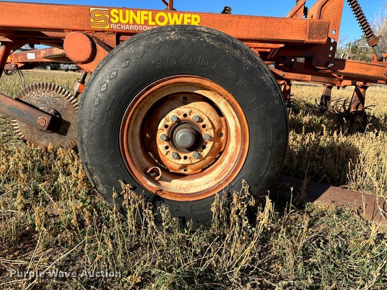 image for item DH1759 Sunflower 3670-35  sweep plow