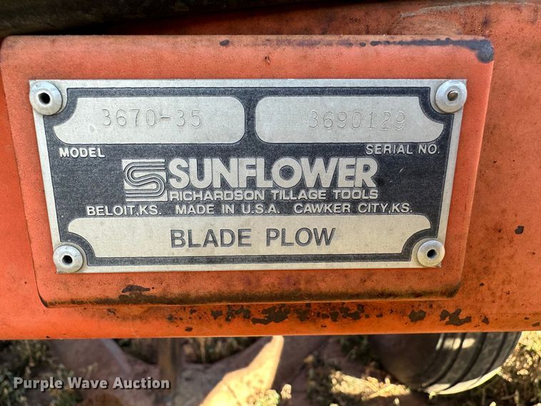 image for item DH1759 Sunflower 3670-35  sweep plow