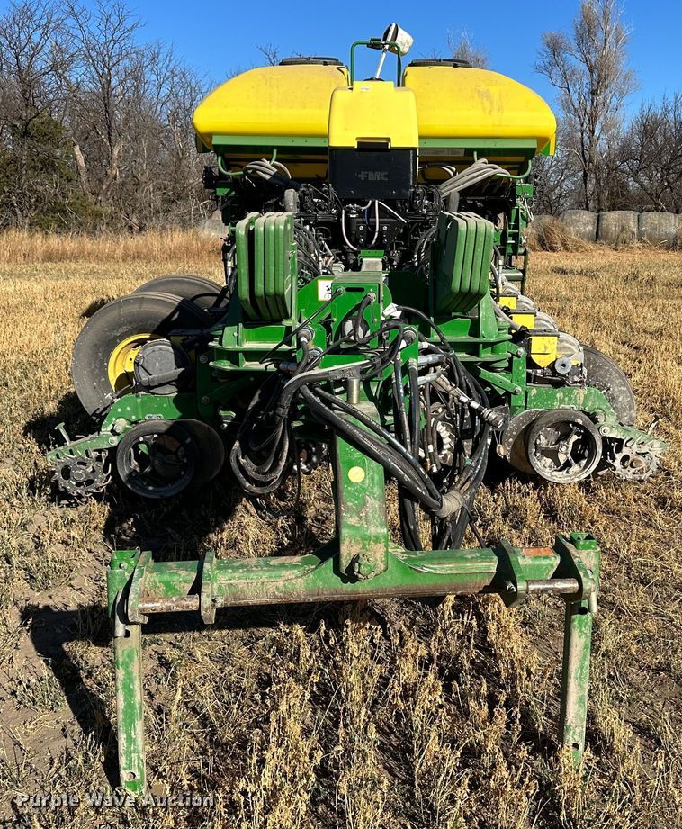 image for item DH1768 2013 John Deere 1770NT  no-till planter