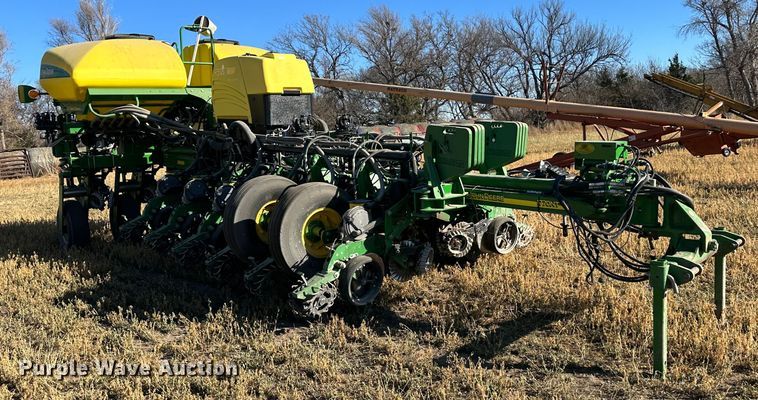 image for item DH1768 2013 John Deere 1770NT  no-till planter