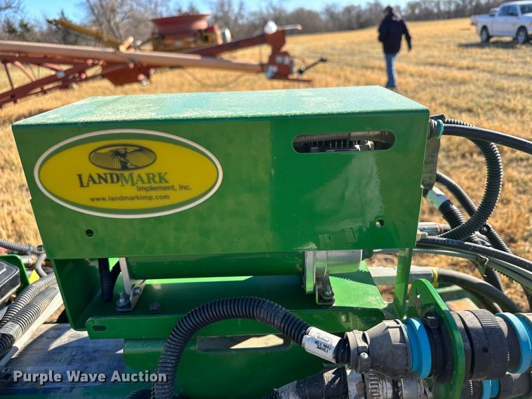 image for item DH1768 2013 John Deere 1770NT  no-till planter