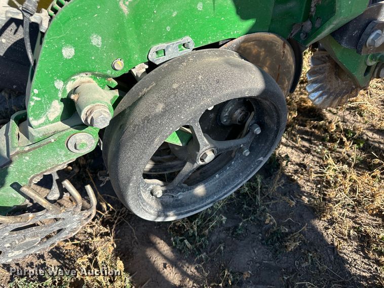 image for item DH1768 2013 John Deere 1770NT  no-till planter