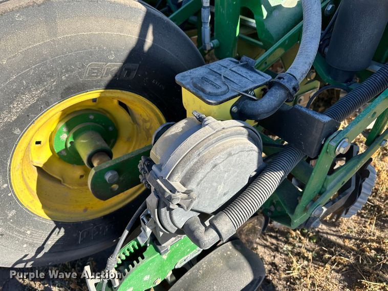 image for item DH1768 2013 John Deere 1770NT  no-till planter