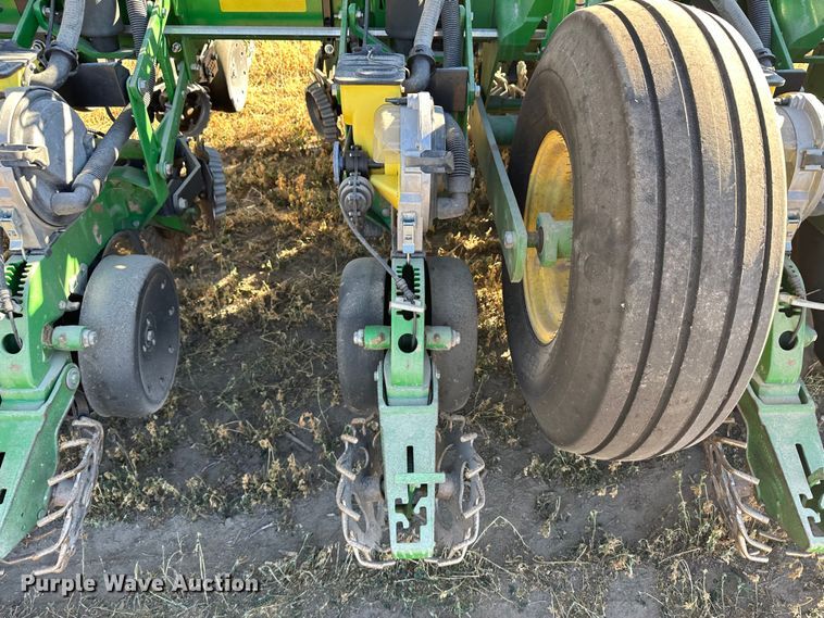 image for item DH1768 2013 John Deere 1770NT  no-till planter