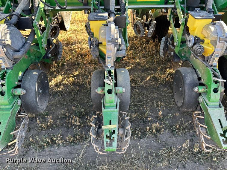 image for item DH1768 2013 John Deere 1770NT  no-till planter