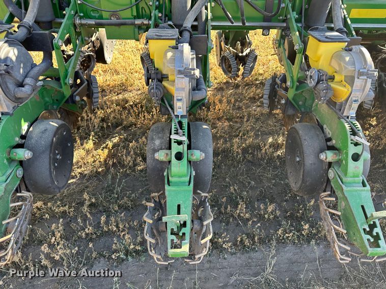 image for item DH1768 2013 John Deere 1770NT  no-till planter