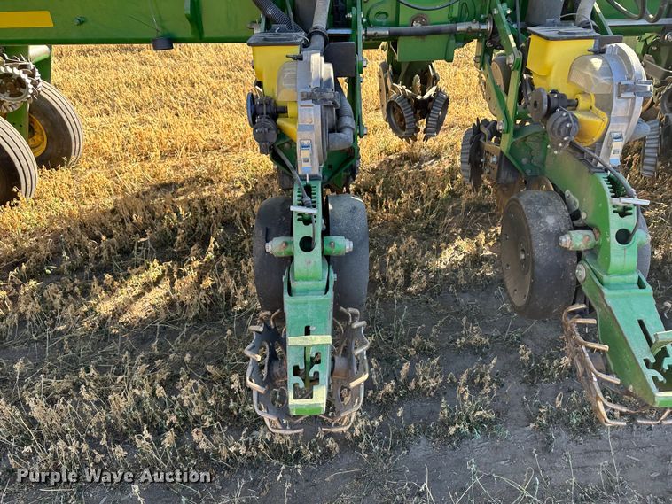 image for item DH1768 2013 John Deere 1770NT  no-till planter