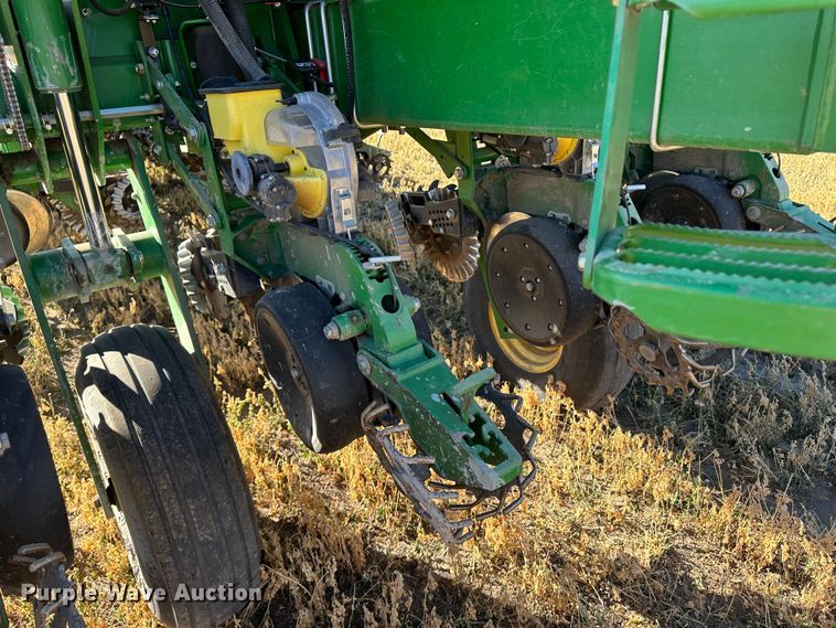 image for item DH1768 2013 John Deere 1770NT  no-till planter