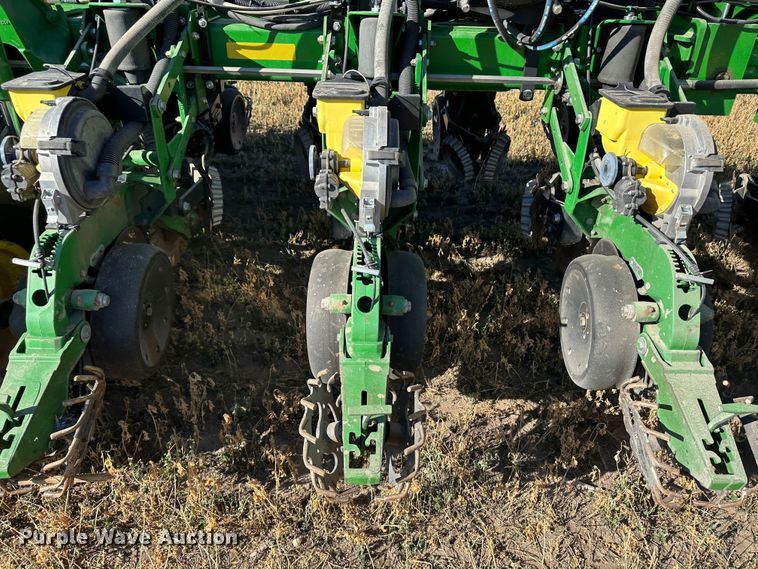 image for item DH1768 2013 John Deere 1770NT  no-till planter