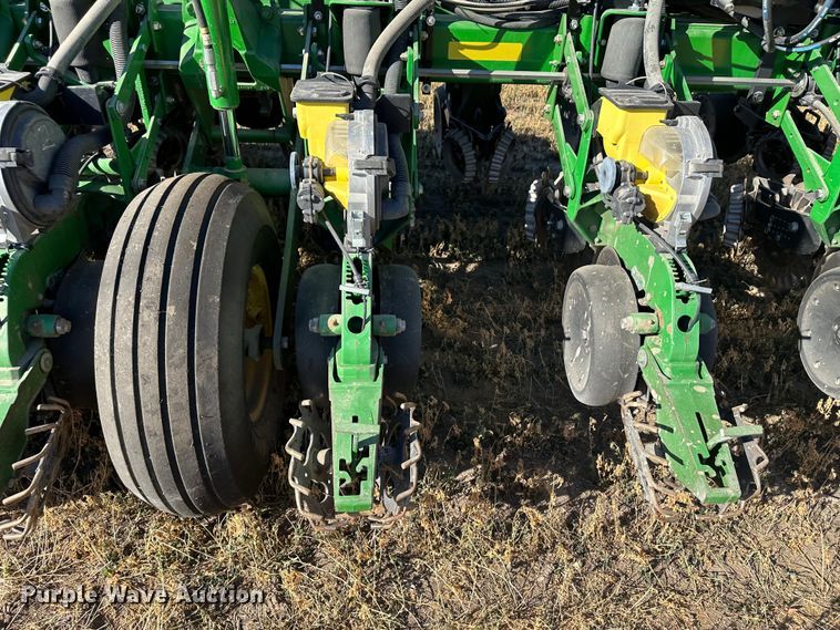image for item DH1768 2013 John Deere 1770NT  no-till planter